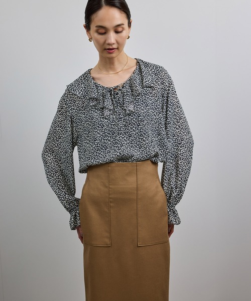 ROPE'(ロペ)の「【洗える】ラッフルVネックブラウス(ジャガード/リーフプリント)【WEB・一部店舗限定】(シャツ/ブラウス・レディース・ネイビー/ブラック/オフホワイト・FREE)」の15枚目の写真