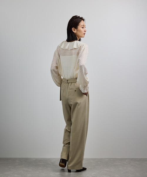 ROPE'(ロペ)の「【洗える】ラッフルVネックブラウス(ジャガード/リーフプリント)【WEB・一部店舗限定】(シャツ/ブラウス・レディース・ネイビー/ブラック/オフホワイト・FREE)」の17枚目の写真