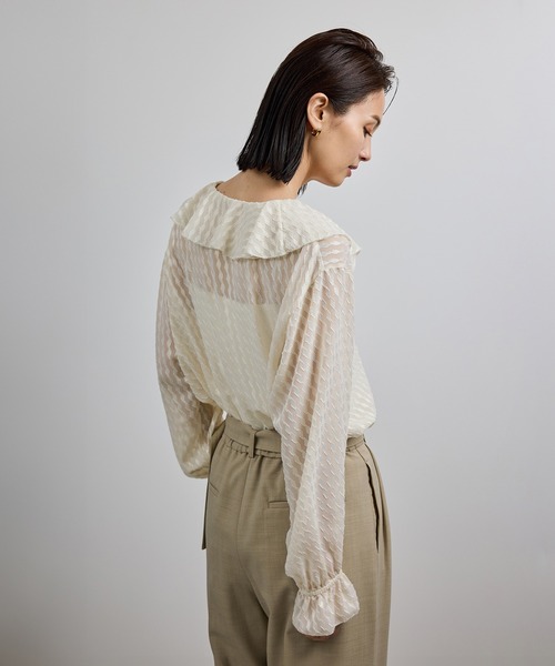 ROPE'(ロペ)の「【洗える】ラッフルVネックブラウス(ジャガード/リーフプリント)【WEB・一部店舗限定】(シャツ/ブラウス・レディース・ネイビー/ブラック/オフホワイト・FREE)」の19枚目の写真