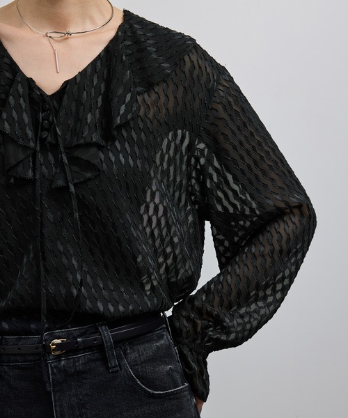 ROPE'(ロペ)の「【洗える】ラッフルVネックブラウス(ジャガード/リーフプリント)【WEB・一部店舗限定】(シャツ/ブラウス・レディース・ネイビー/ブラック/オフホワイト・FREE)」の20枚目の写真