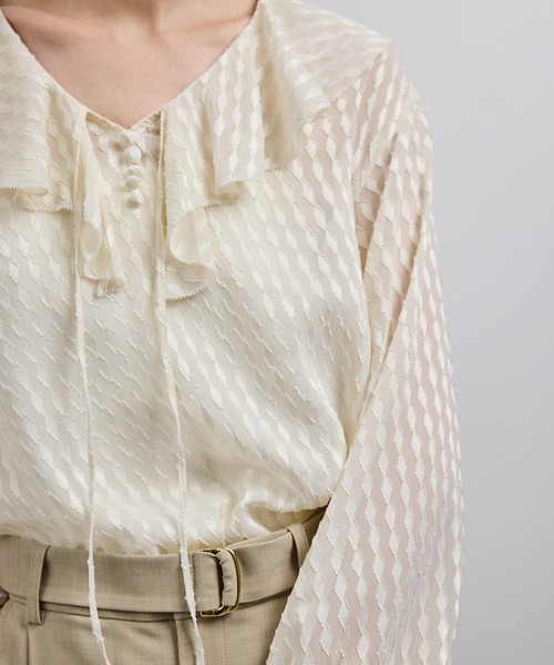 ROPE'(ロペ)の「【洗える】ラッフルVネックブラウス(ジャガード/リーフプリント)【WEB・一部店舗限定】(シャツ/ブラウス・レディース・ネイビー/ブラック/オフホワイト・FREE)」の5枚目の写真