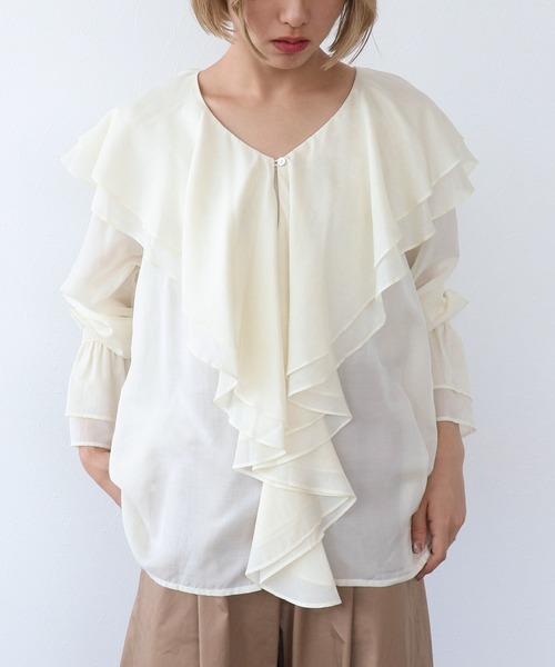 Three Four Time（ｽﾘｰﾌｫｰﾀｲﾑ）の「シアーフリルカラーブラウス（シャツ/ブラウス・レディース・ベージュ/オフホワイト・FREE）」の2枚目の写真