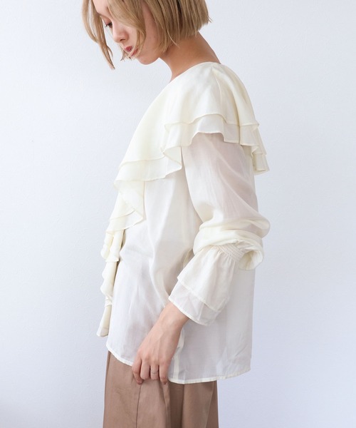 Three Four Time（ｽﾘｰﾌｫｰﾀｲﾑ）の「シアーフリルカラーブラウス（シャツ/ブラウス・レディース・ベージュ/オフホワイト・FREE）」の5枚目の写真