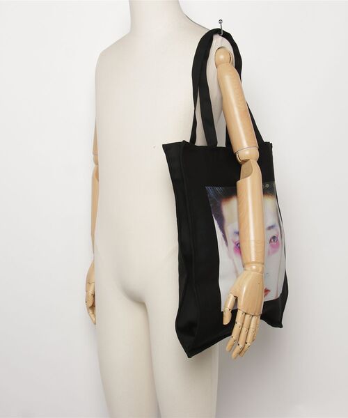 MEDICOM TOY（メディコムトイ）の「MLE 坂本龍一 「左うでの夢」 TOTE BAG（トートバッグ・メンズ・ブラック・FREE）」の6枚目の写真