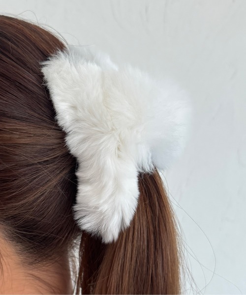 kutir（クティール）の「kutirlune／フェイクファーヘアクリップ（バレッタ/ヘアクリップ・レディース・モカ/ベージュ/ホワイト/ブラック/ブルー・FREE）」の2枚目の写真