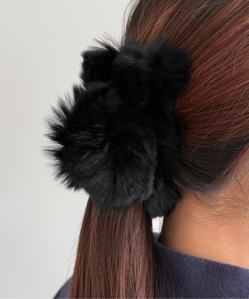 kutir（クティール）の「kutirlune／フェイクファーヘアクリップ（バレッタ/ヘアクリップ・レディース・モカ/ベージュ/ホワイト/ブラック/ブルー・FREE）」の3枚目の写真