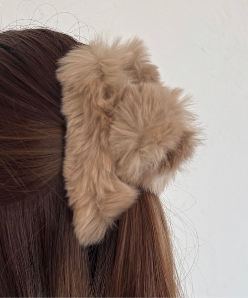 kutir（クティール）の「kutirlune／フェイクファーヘアクリップ（バレッタ/ヘアクリップ・レディース・モカ/ベージュ/ホワイト/ブラック/ブルー・FREE）」の4枚目の写真