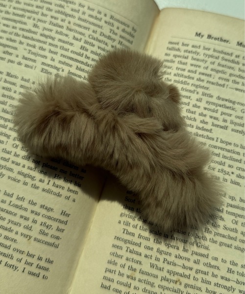 kutir（クティール）の「kutirlune／フェイクファーヘアクリップ（バレッタ/ヘアクリップ・レディース・モカ/ベージュ/ホワイト/ブラック/ブルー・FREE）」の16枚目の写真