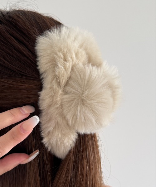 kutir（クティール）の「kutirlune／フェイクファーヘアクリップ（バレッタ/ヘアクリップ・レディース・モカ/ベージュ/ホワイト/ブラック/ブルー・FREE）」の12枚目の写真