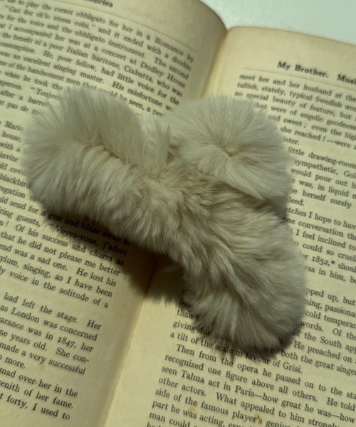 kutir（クティール）の「kutirlune／フェイクファーヘアクリップ（バレッタ/ヘアクリップ・レディース・モカ/ベージュ/ホワイト/ブラック/ブルー・FREE）」の13枚目の写真