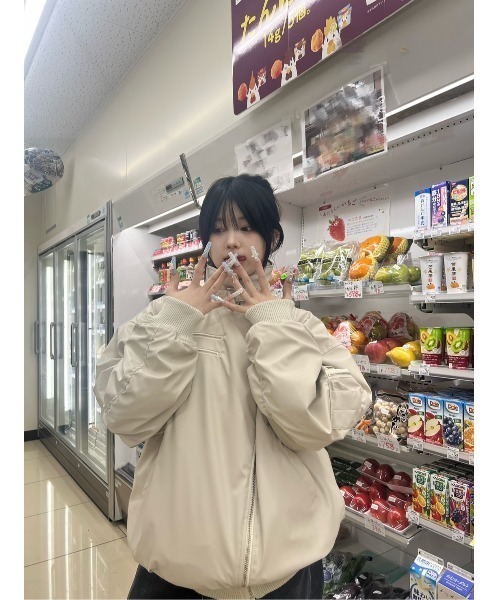 jouetie(ジュエティ)の「フェイクレザーライダースMA-1ジャケット(MA-1・レディース・ブラック/アイボリー・MEDIUM)」の19枚目の写真