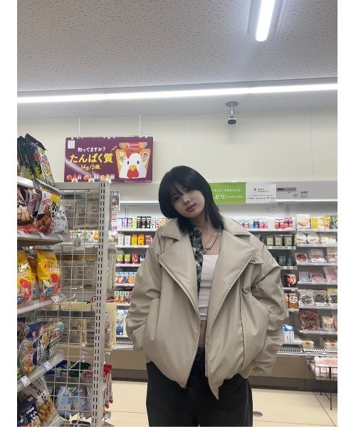 jouetie(ジュエティ)の「フェイクレザーライダースMA-1ジャケット(MA-1・レディース・ブラック/アイボリー・MEDIUM)」の20枚目の写真