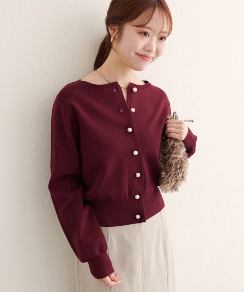 natural couture(ナチュラルクチュール)の「【WEB限定】パール釦総針カーデ(カーディガン/ボレロ・レディース・ピンク/ボルドー/ベージュ/サックスブルー/オフホワイト/チャコールグレー・FREE)」の6枚目の写真