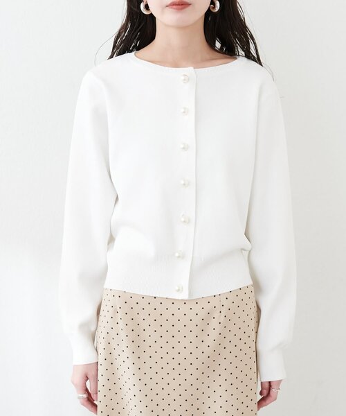 natural couture(ナチュラルクチュール)の「【WEB限定】パール釦総針カーデ(カーディガン/ボレロ・レディース・ピンク/ボルドー/ベージュ/サックスブルー/オフホワイト/チャコールグレー・FREE)」の7枚目の写真