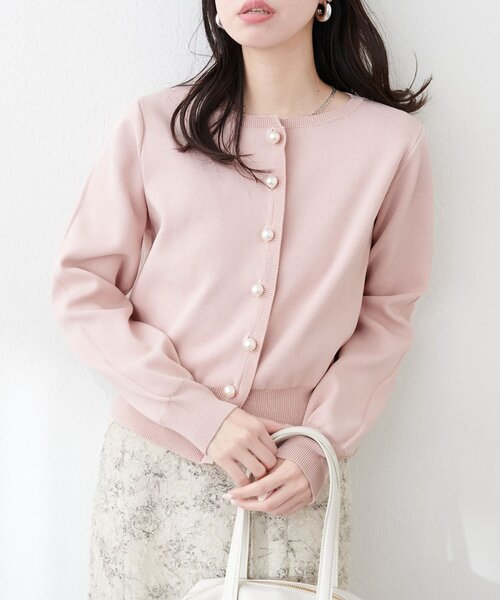natural couture(ナチュラルクチュール)の「【WEB限定】パール釦総針カーデ(カーディガン/ボレロ・レディース・ピンク/ボルドー/ベージュ/サックスブルー/オフホワイト/チャコールグレー・FREE)」の5枚目の写真