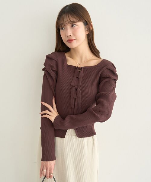 earth music&ecology(アースミュージックアンドエコロジー)の「レイヤード風ギャザーショルダーリブニット(ニット/セーター・レディース・アイボリー/ブラック/ブラウン・FREE)」の6枚目の写真