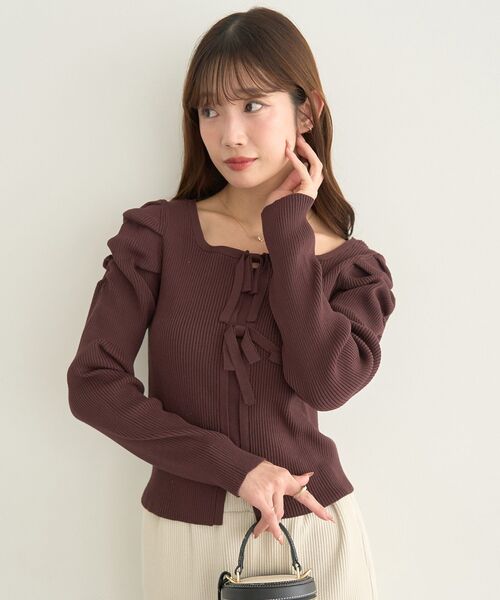 earth music&ecology(アースミュージックアンドエコロジー)の「レイヤード風ギャザーショルダーリブニット(ニット/セーター・レディース・アイボリー/ブラック/ブラウン・FREE)」の7枚目の写真