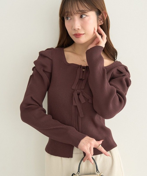 earth music&ecology(アースミュージックアンドエコロジー)の「レイヤード風ギャザーショルダーリブニット(ニット/セーター・レディース・アイボリー/ブラック/ブラウン・FREE)」の1枚目の写真