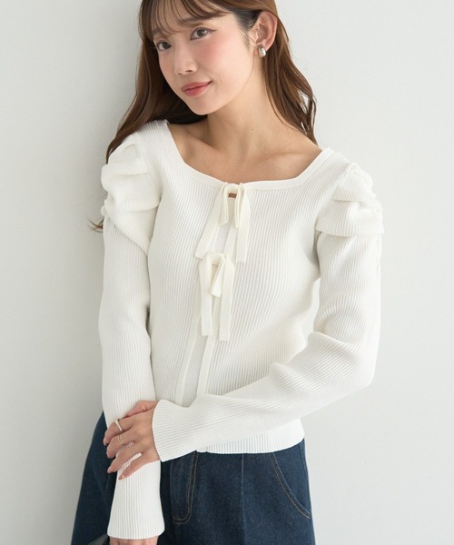 earth music&ecology(アースミュージックアンドエコロジー)の「レイヤード風ギャザーショルダーリブニット(ニット/セーター・レディース・アイボリー/ブラック/ブラウン・FREE)」の2枚目の写真