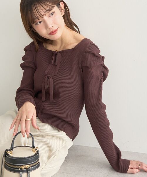 earth music&ecology(アースミュージックアンドエコロジー)の「レイヤード風ギャザーショルダーリブニット(ニット/セーター・レディース・アイボリー/ブラック/ブラウン・FREE)」の4枚目の写真