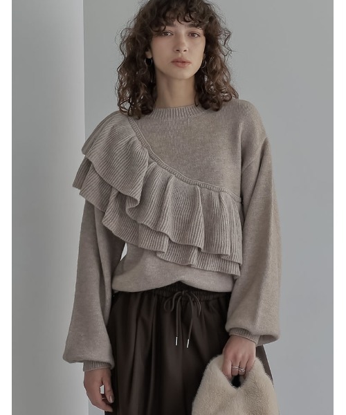 Re:EDIT（リエディ）の「[2025AW COLLECTION]アシメフリルニットプルオーバー（ニット/セーター・レディース・チャコールグレー/グレイッシュベージュ/アイボリー・MEDIUM）」の3枚目の写真