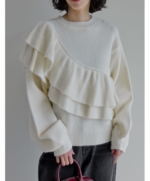Re:EDIT（リエディ）の「[2025AW COLLECTION]アシメフリルニットプルオーバー（ニット/セーター・レディース・チャコールグレー/グレイッシュベージュ/アイボリー・MEDIUM）」の2枚目の写真