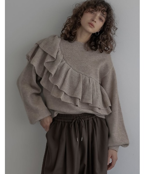 Re:EDIT（リエディ）の「[2025AW COLLECTION]アシメフリルニットプルオーバー（ニット/セーター・レディース・チャコールグレー/グレイッシュベージュ/アイボリー・MEDIUM）」の8枚目の写真
