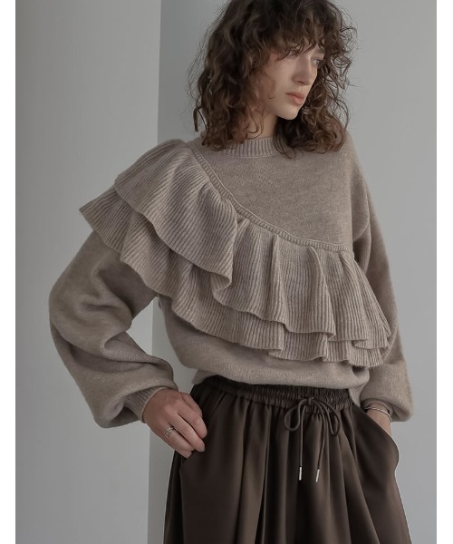 Re:EDIT（リエディ）の「[2025AW COLLECTION]アシメフリルニットプルオーバー（ニット/セーター・レディース・チャコールグレー/グレイッシュベージュ/アイボリー・MEDIUM）」の9枚目の写真