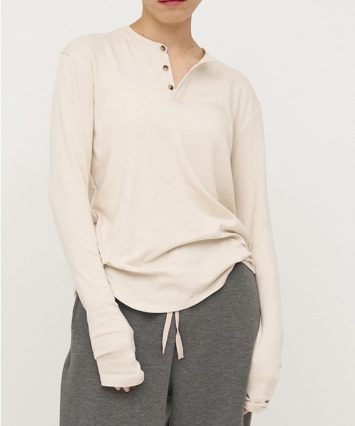 YENN(イエン)の「【 YENN / イエン 】HENRY NECK LONG TEE / ヘンリーネックロングスリーブTシャツ(Tシャツ/カットソー・レディース・チャコール/ベージュ・FREE)」の2枚目の写真