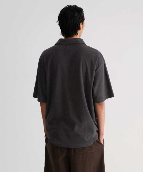 MUSINSA STANDARD（ムシンサスタンダード）の「テリークロススリットネックポロシャツ[ダークグレー]（ポロシャツ・メンズ・その他・SMALL/MEDIUM/LARGE/X-LARGE/XX-LARGE/XXX-LARGE）」の5枚目の写真