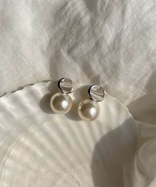 yu-ka(ユーカ)の「YU-KA:メタルプレートパールピアス metal frame Pearl pierce(ピアス(両耳用)・レディース・シルバー・FREE)」の2枚目の写真