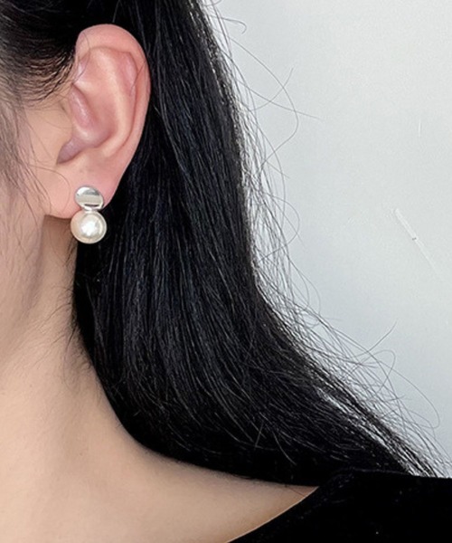 yu-ka(ユーカ)の「YU-KA:メタルプレートパールピアス metal frame Pearl pierce(ピアス(両耳用)・レディース・シルバー・FREE)」の3枚目の写真