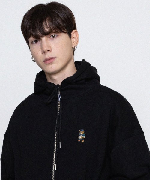 GRAVER（グレーバー）の「[UNISEX]デイジーブーケベア刺繍フードジップアップ_ブラック（パーカー・レディース・ブラック・LARGE/MEDIUM）」の2枚目の写真
