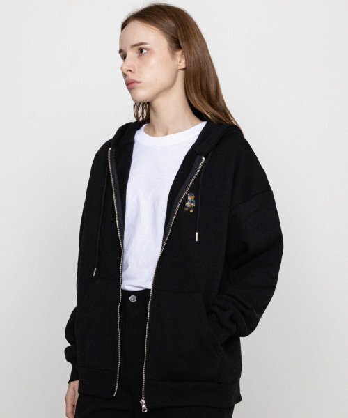 GRAVER（グレーバー）の「[UNISEX]デイジーブーケベア刺繍フードジップアップ_ブラック（パーカー・レディース・ブラック・LARGE/MEDIUM）」の3枚目の写真