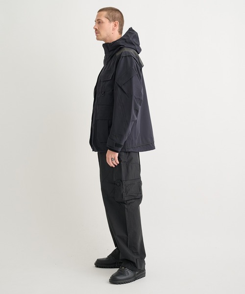 WHITE MOUNTAINEERING(ホワイトマウンテニアリング)の「【White Mountaineering / ホワイトマウンテニアリング】GORE-TEX LUGGAGE MOUNTAIN PARKA(マウンテンパーカー・メンズ・ブラック・1/0)」の4枚目の写真