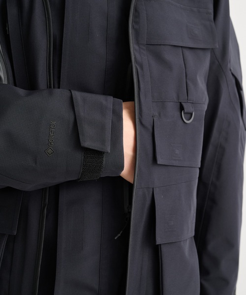 WHITE MOUNTAINEERING(ホワイトマウンテニアリング)の「【White Mountaineering / ホワイトマウンテニアリング】GORE-TEX LUGGAGE MOUNTAIN PARKA(マウンテンパーカー・メンズ・ブラック・1/0)」の6枚目の写真