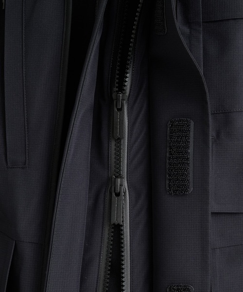 WHITE MOUNTAINEERING(ホワイトマウンテニアリング)の「【White Mountaineering / ホワイトマウンテニアリング】GORE-TEX LUGGAGE MOUNTAIN PARKA(マウンテンパーカー・メンズ・ブラック・1/0)」の7枚目の写真
