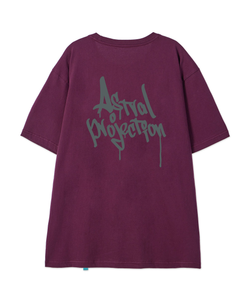 ASTRAL PROJECTION（アストラルプロジェクション）の「[ファングラフィティレタリングロゴ]コットンルーズフィット半袖Tシャツ_プラムパープル（Tシャツ/カットソー・メンズ・その他・LARGE/MEDIUM/X-LARGE/XX-LARGE）」の3枚目の写真