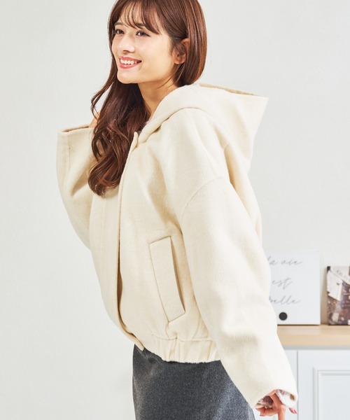 MISCH MASCH(ミッシュマッシュ)の「ZOZO限定 フードボリュームショートコート(その他アウター・レディース・アイボリー/グレー・フリ-)」の3枚目の写真