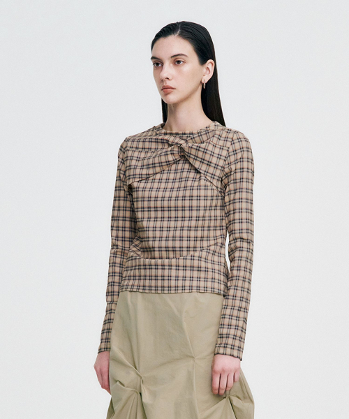 KIMZISU(キムジス)の「Twisted Check High-neck Top _ BEIGE(Tシャツ/カットソー・レディース・その他・SMALL/MEDIUM)」の2枚目の写真