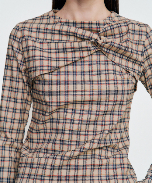 KIMZISU(キムジス)の「Twisted Check High-neck Top _ BEIGE(Tシャツ/カットソー・レディース・その他・SMALL/MEDIUM)」の4枚目の写真