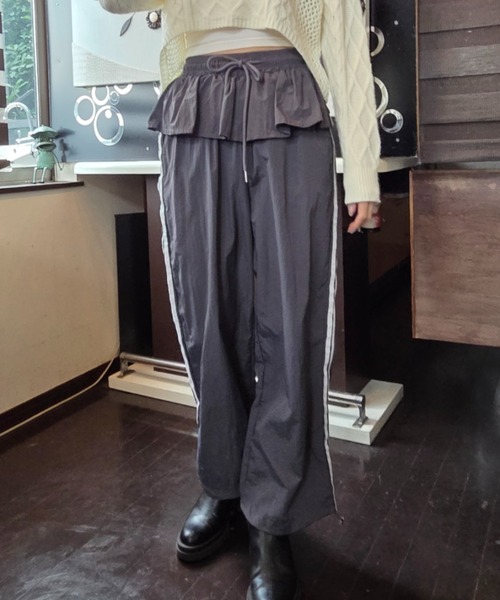 tolene(トレネ)の「ウエストフリル サイドライン ワイド トラックパンツ(その他パンツ・レディース・ブラック/チャコールグレー・FREE)」の2枚目の写真