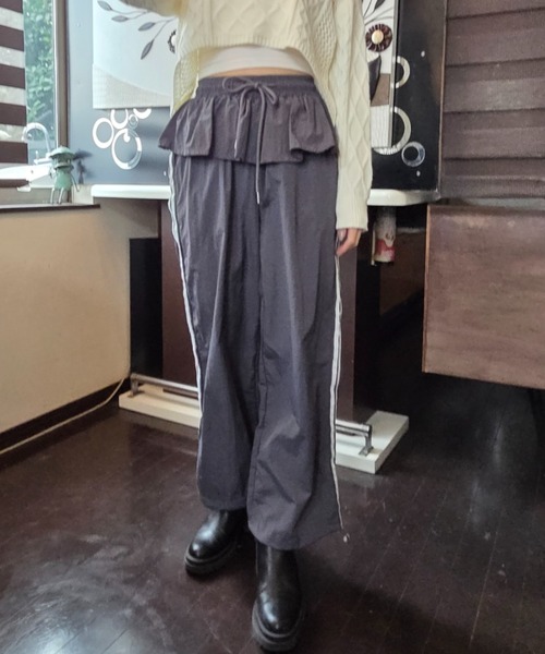 tolene(トレネ)の「ウエストフリル サイドライン ワイド トラックパンツ(その他パンツ・レディース・ブラック/チャコールグレー・FREE)」の15枚目の写真
