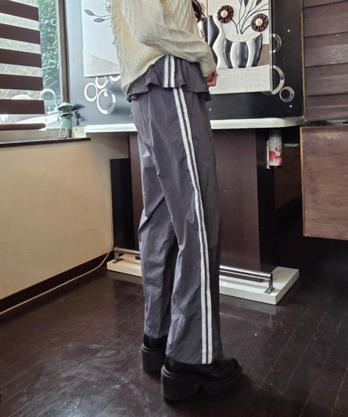tolene(トレネ)の「ウエストフリル サイドライン ワイド トラックパンツ(その他パンツ・レディース・ブラック/チャコールグレー・FREE)」の14枚目の写真