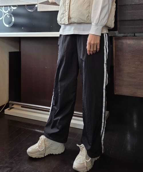 tolene(トレネ)の「ウエストフリル サイドライン ワイド トラックパンツ(その他パンツ・レディース・ブラック/チャコールグレー・FREE)」の8枚目の写真