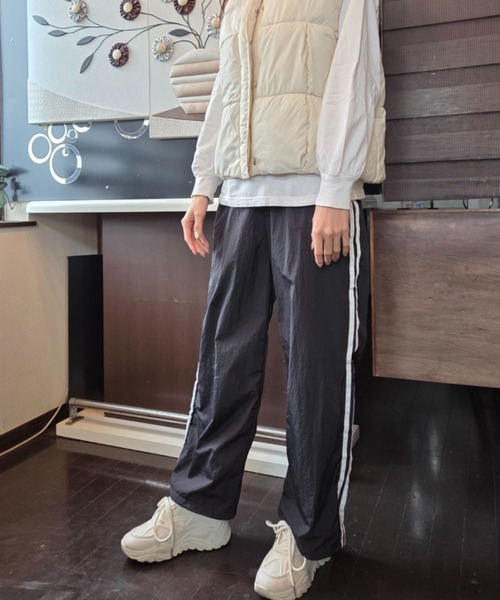 tolene(トレネ)の「ウエストフリル サイドライン ワイド トラックパンツ(その他パンツ・レディース・ブラック/チャコールグレー・FREE)」の9枚目の写真
