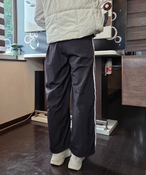 tolene(トレネ)の「ウエストフリル サイドライン ワイド トラックパンツ(その他パンツ・レディース・ブラック/チャコールグレー・FREE)」の10枚目の写真