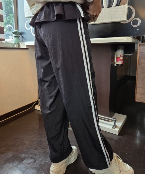tolene(トレネ)の「ウエストフリル サイドライン ワイド トラックパンツ(その他パンツ・レディース・ブラック/チャコールグレー・FREE)」の11枚目の写真