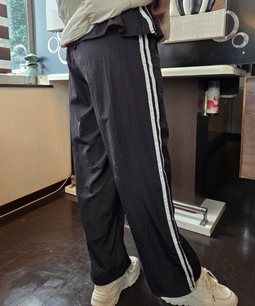 tolene(トレネ)の「ウエストフリル サイドライン ワイド トラックパンツ(その他パンツ・レディース・ブラック/チャコールグレー・FREE)」の12枚目の写真