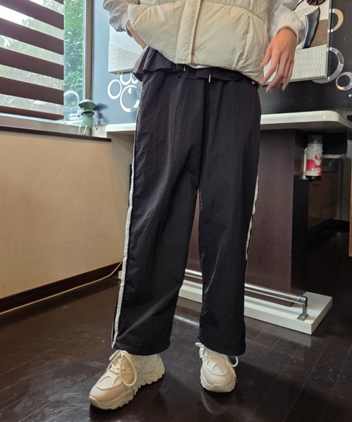 tolene(トレネ)の「ウエストフリル サイドライン ワイド トラックパンツ(その他パンツ・レディース・ブラック/チャコールグレー・FREE)」の7枚目の写真